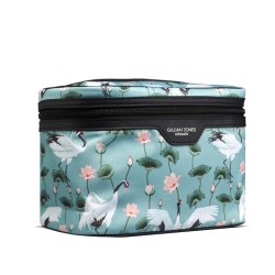 Gillian Jones Toilettaske Crane Dance set fra siden med elegant tranemotiv, lotusblomster og sorte detaljer