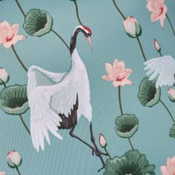 N�rbillede af hvid trane, lyser�de lotusblomster og gr�nne blade p� Gillian Jones Crane Dance toilettaske