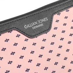 N�rbillede af Gillian Jones logo p� sort kant med lyser�dt stof og sm� geometriske m�nstre