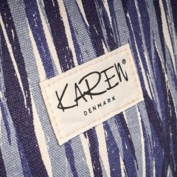N�rbillede af Karen Denmark logo p� toilettaske i bomuld med abstrakt bl�t og cremehvidt m�nster
