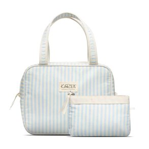 Karen Toilettaske Blue Stripes med lysebl� og cremehvide striber, to b�rehanke og matchende kosmetikpung