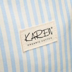 N�rbillede af Karen Organic Cotton logo p� lysebl�t og cremehvidt stribet bomuldsstof