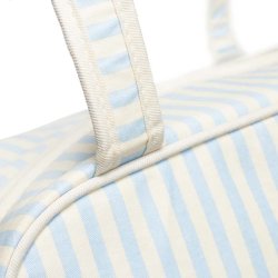 Detaljebillede af b�rehank og syninger p� Karen Blue Stripes toilettaske i �kologisk bomuld