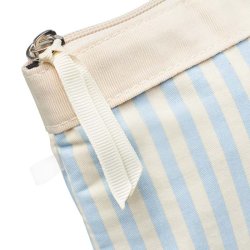 Detaljebillede af matchende kosmetikpung med lynl�s og lysebl� striber fra Karen Blue Stripes s�ttet