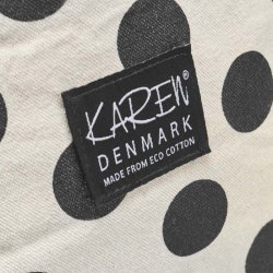 N�rbillede af Karen Denmark logo p� beige toilettaske med store sorte prikker i bomuld