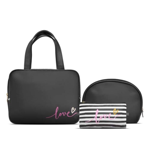 Gillian Jones Secret Love toilettaskes�t i sort med stor toilettaske, halvrund kosmetiktaske og stribet makeup-pung med lyser�d Love-tekst