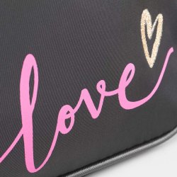 Detaljebillede af Gillian Jones Secret Love toilettaske i sort med lyser�d Love-tekst og dekorativt guldhjerte