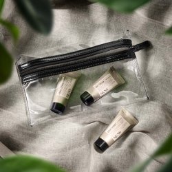 Transparent Gillian Jones Check-In Bag med sm� tuber h�ndcreme og hudplejeprodukter, ideel til opbevaring af v�sker p� rejsen.