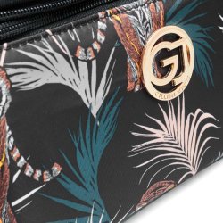 N�rbillede af guldfarvet Gillian Jones logo p� sort beautyboks med tigerprint og gr�nne og beige palmeblade