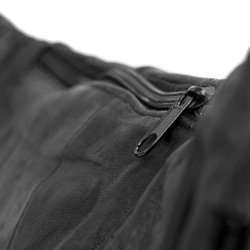 Detaljebillede af sort b�ltetaske i l�der &ndash; lynl�slukning