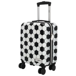 Zebra Trends Avonturier b�rnekuffert med fodboldm�nster set skr�t forfra, hvor den h�rde skal, lynl�sen og hjulene er synlige.