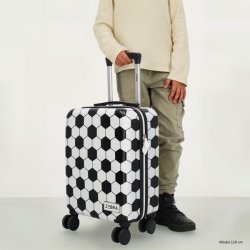 Barn med Zebra Trends Avonturier fodboldkuffert i sort og hvid, som viser kuffertens st�rrelse og udtr�kkelige h�ndtag.