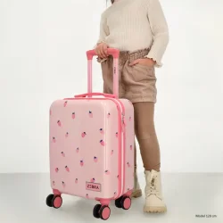 Barn med lyser�d Zebra Trends Avonturier jordb�rkuffert, der viser kuffertens st�rrelse, hjul og teleskoph�ndtag.