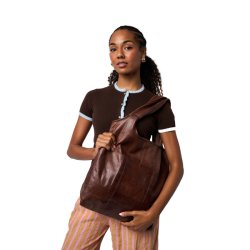 Model med Lyra Urban skuldertaske i woodsmoke over skulderen