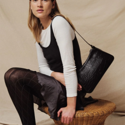 Model med Adax Teramo Elin skuldertaske i sort l�der med croco-pr�g