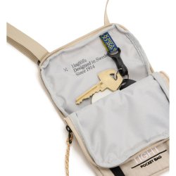 Hagl�fs Tight Pocket Bag med �bent hovedrum og praktisk n�gleholder