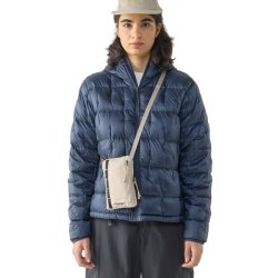 Hagl�fs Tight Pocket Bag Chalk Beige b�ret crossover p� kroppen