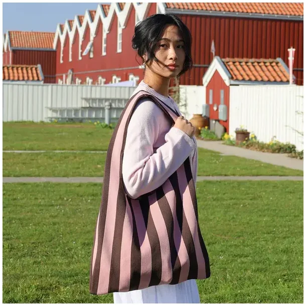 By St�r Olivia Taske Rosa/M�rkebrun