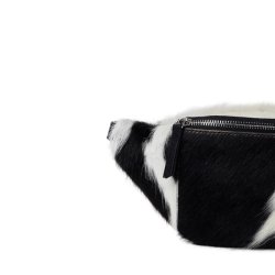 Detaljebillede af Jia bumbag i sort og hvid pels med lynl�s