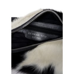 Indvendigt rum i Jia bumbag med lynl�slomme og l�derdetalje