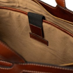 RE:DESIGNED May Big cognac med polstret computerlomme indvendigtRE:DESIGNED May Big cognac med polstret computerlomme indvendigt