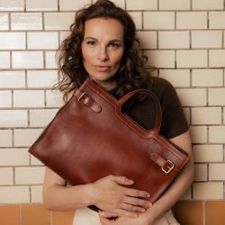 RE:DESIGNED May Big cognac l�dertaske b�ret i h�nden