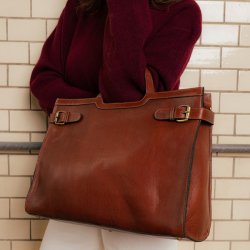RE:DESIGNED May Big cognac arbejdstaske vist som rummelig h�ndtaske