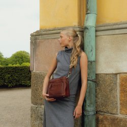 RE:DESIGNED Myra Small Skuldertaske Cognac