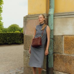 Model med Myra Small skuldertaske i cognac l�der set forfra