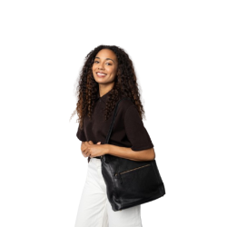 ReDesigned Myra Big skuldertaske i sort b�ret over skulderen p� model