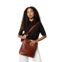 ReDesigned Myra Big skuldertaske i cognac b�ret over skulderen p� model
