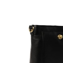 Detalje af sort Moa Big l�dertaske med guldfarvet ringbeslag