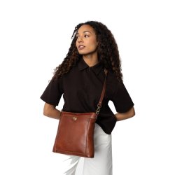 Cognacfarvet Moa Small skuldertaske i l�der i naturlige omgivelser