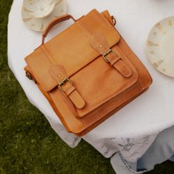 ReDesigned Melia Crossbody Medium burned tan set ovenfra p� bord