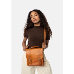 ReDesigned Melia Crossbody Medium burned tan frontvisning p� model