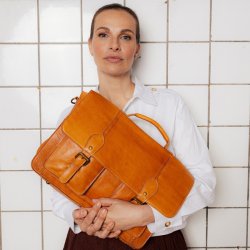 Melia Big arbejdstaske i Burned Tan vist p� model
