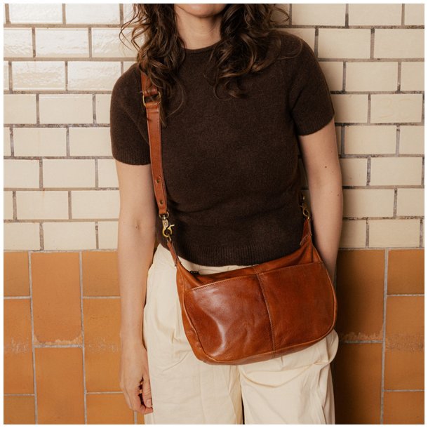 RE:DESIGNED Mivi Small Skuldertaske Walnut 