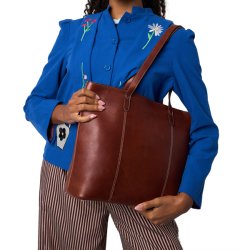 RE:DESIGNED Tira cognac l�dertaske vist som rummelig hverdagstaske
