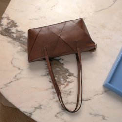 RE:DESIGNED Olia Small Skuldertaske Brun
