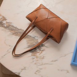 RE:DESIGNED Olia Small Skuldertaske Tan