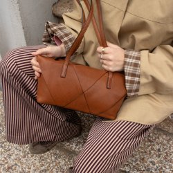 RE:DESIGNED Olia Small Skuldertaske Tan