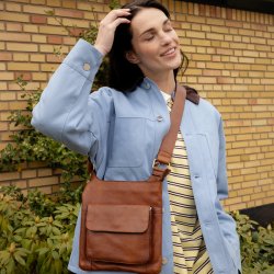 RE:DESIGNED Sara Small Skuldertaske Walnut 