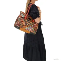 Shopper taske b�ret over skulderen &ndash; st�rrelse vist p� model