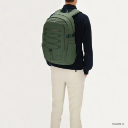 Model med Beagles Asaka rygsk i mrkegrn p ryggen