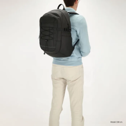 Model med Beagles Asaka rygsk i sort p ryggen