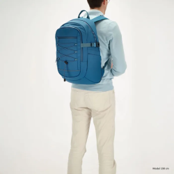 Model med Beagles Asaka rygsk i jeansbl p ryggen