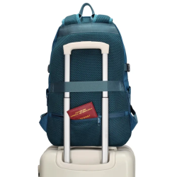 Beagles Asaka rygsk jeansbl fastgjort p kuffert med rem