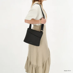 Model med Beagles Calvia skuldertaske sort over skulderen