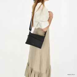 Model med Beagles Calvia skuldertaske sort over skulderen