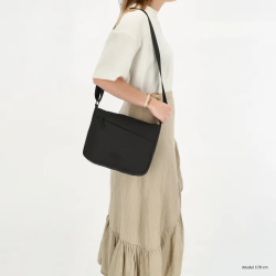 Beagles Calvia skuldertaske sort bres af model